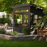 abri-de-jardin-moderne-en-bois-naturel