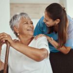 aide-a-domicile-aidant-une-personne-agee-souriante