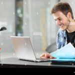 auto-entrepreneur-travaillant-sur-ordinateur-portable
