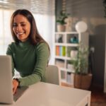 auto-entrepreneur-travaillant-sur-ordinateur-sans-bureau