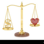 balance-de-justice-avec-pieces-de-monnaie