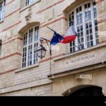 batiment-administratif-avec-drapeau-francais