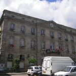 batiment-administratif-avec-horloge-au-puy-en-velay