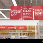 batiment-dentreprise-avec-panneaux-de-liquidation-visible