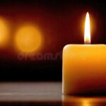 Quel Texte Écrire Pour Exprimer Ses Condoléances Après Un Décès bougie-allumee-avec-fond-sombre-apaisant