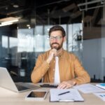 bureau-moderne-avec-comptable-au-travail