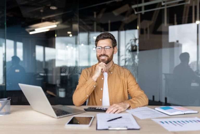 Quel Cabinet Comptable De L'Oise Choisir Pour Vos Besoins Professionnels 2 bureau moderne avec comptable au travail