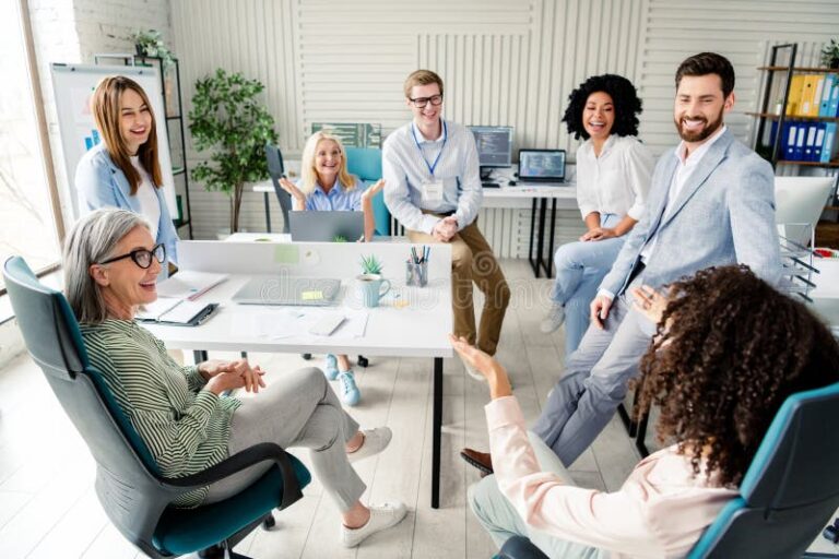 bureau moderne avec professionnels en reunion