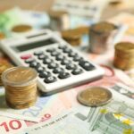 calculatrice-avec-billets-et-pieces-de-monnaie