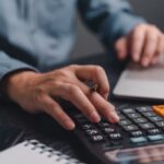 calculatrice-avec-bulletins-de-salaire-sur-bureau-lumineux