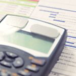 calculatrice-avec-documents-financiers-sur-bureau