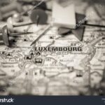 calculatrice-et-carte-du-luxembourg-sur-bureau