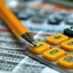 calculatrice-et-feuilles-de-calcul-financieres-colorees
