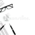 calculatrice-papiers-et-lunettes-sur-bureau-lumineux
