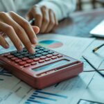 Comment Calculer l'Impôt sur les Bénéfices d'une Société calculatrice-sur-bureau-avec-documents-financiers
