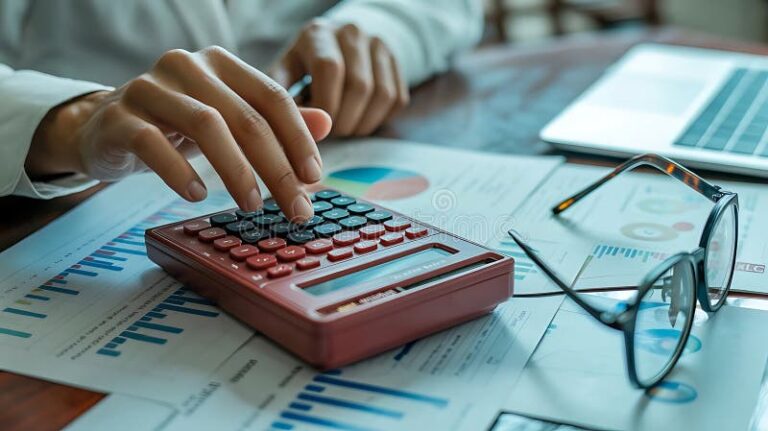 calculatrice sur bureau avec documents financiers