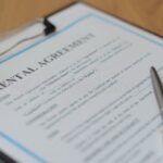 Quelle est la durée légale d'un bail pour une location meublée cle-de-location-posee-sur-un-contrat-immobilier