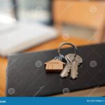 cle-maison-posee-sur-un-contrat-immobilier