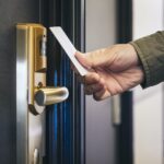 cle-sur-porte-dappartement-meuble-moderne
