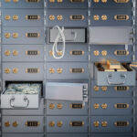 Pourquoi Opter Pour Un Coffre-Fort Dans Une Banque Pour Vos Biens coffre-fort-bancaire-securise-avec-bijoux-precieux