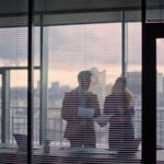 couple-discutant-avec-avocat-en-bureau-sombre