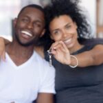 Peut-On Donner Sa Part De Maison À Son Conjoint Sans Problème couple-heureux-partageant-cle-de-maison