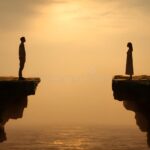 couple-separe-silhouette-avec-horloge-floue