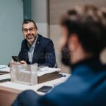 deux-associes-en-reunion-daffaires-collaborative