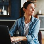 employe-autonome-souriant-travaillant-en-entreprise-moderne