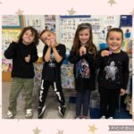 À Quel Âge Commencer à Donner de l'Argent de Poche à un Enfant enfant-recevant-une-piece-de-monnaie-souriant