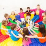 enfants-joyeux-jouant-dans-une-creche-coloree