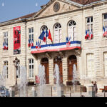 facade-mairie-tours-avec-drapeau-francais