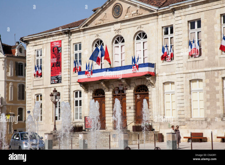 facade mairie tours avec drapeau francais