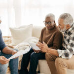 Comment Fonctionne Un Prêt D'argent En Famille Et Quels En Sont Les Risques famille-discutant-pret-dargent-a-domicile