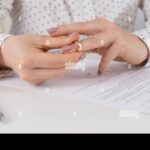 Comment Effectuer Les Démarches Pour Le Changement De Nom Après Mariage femme-signant-document-avec-alliance-mariage