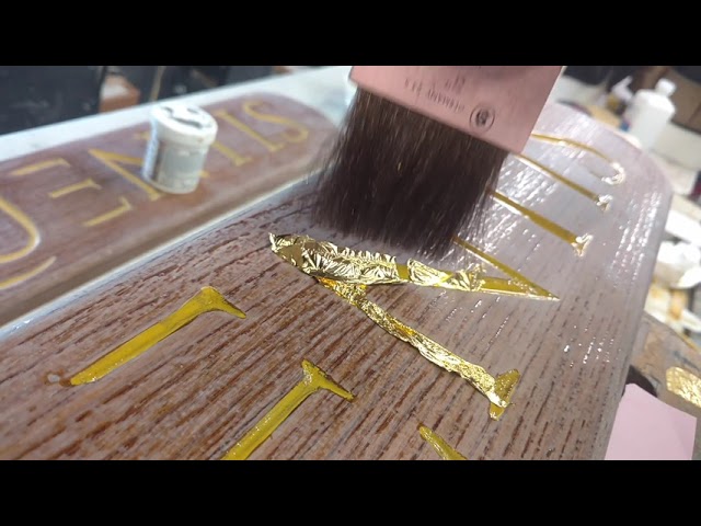 feuille dor brillante posee sur pinceau