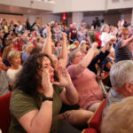 foule-diverse-representant-la-retraite-active