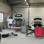 garage-automobile-moderne-avec-voitures-en-reparation