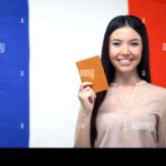 gens-souriants-tenant-passeport-et-drapeau-francais