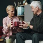 grand-parents-souriants-echangeant-des-cadeaux-chaleureux