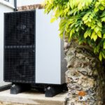 immeuble-ancien-avec-pompe-a-chaleur-moderne-installee