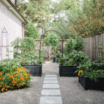 jardinier-amenageant-un-espace-vert-moderne