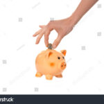 main-deposant-une-piece-dans-un-cochon-tirelire