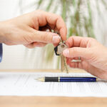 Quels sont les droits et obligations du bail de résidence secondaire selon le Code civil maison-de-vacances-avec-cles-et-contrat