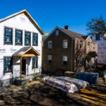 Combien Ça Coûte Réellement De Faire Construire Une Maison En France maison-neuve-en-construction-avec-maisons-anciennes
