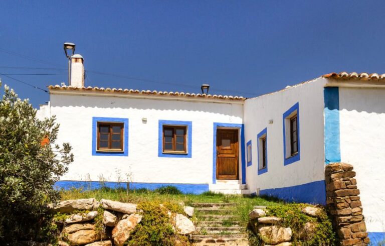 maisons traditionnelles portugaises en bord de mer