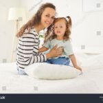 Comment Emploi d’une Nounou Sans Agrément avec le CESU Fonctionne-t-il nounou-souriante-accueillant-enfant-a-domicile
