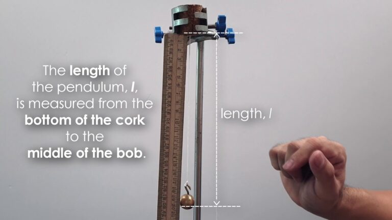 pendule et mains divisant une maison en deux