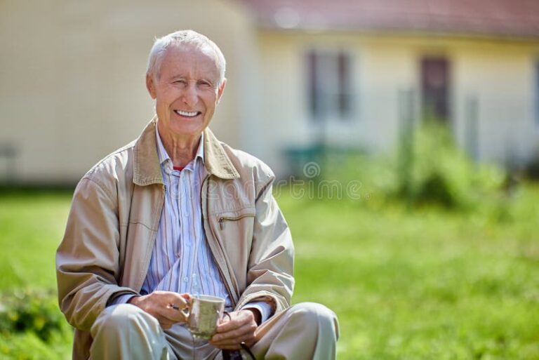 personne agee heureuse devant sa maison