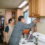 Comment Trouver Une Aide Fiable Pour Petits Travaux à Domicile personne-aidant-aux-reparations-menageres-a-domicile